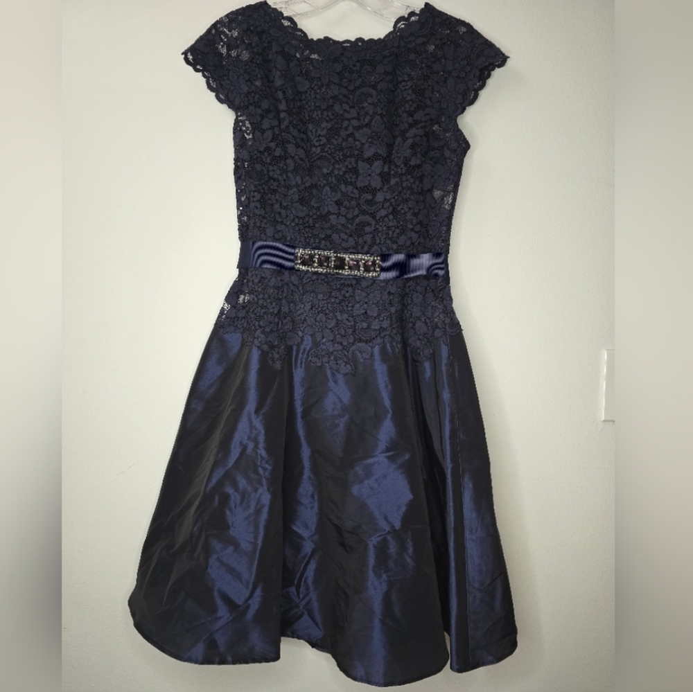 Rickie Freeman for Teri Jon Navy lace and taffeta cocktail dress. Size 2 - Picture 2 of 6